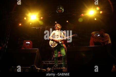 V Festival 2007. Irwin Sparkes tritt beim Hoosiers-Gig beim V Festival im Hylands Park in Chelmsford, Essex, auf. Stockfoto