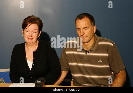 Stephen und Melanie Jones, die Eltern des 11-jährigen Rhys Jones, während einer Pressekonferenz im Polizeihauptquartier von Merseyside, nachdem Rhys gestern Abend auf einem Pub-Parkplatz erschossen wurde. Stockfoto