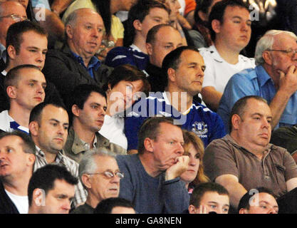 Melanie und Stephen Jones, die Eltern von Murdered Rhys Jones, beobachten von ihren Sitzen aus das Premier League-Spiel zwischen Everton und Blackburn Rovers im Goodison Park, Liverpool. Stockfoto