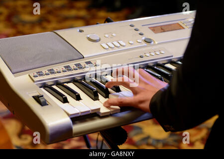 Nahaufnahme eines Pianisten spielen auf der Tastatur eines Klaviers Stockfoto