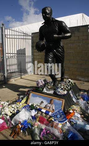 Blumengebete, die vor Evertons Fußballplatz an der Dixie Dean-Statue für den ermordeten Schuljungen Rhys Jones gelegt wurden. Stockfoto