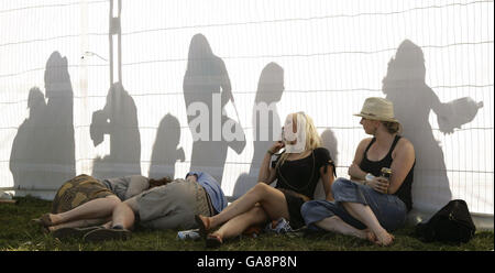 Festivalbesucher entspannen sich im Schatten beim Carling Reading Festival 2007 in Reading, Berkshire. Stockfoto