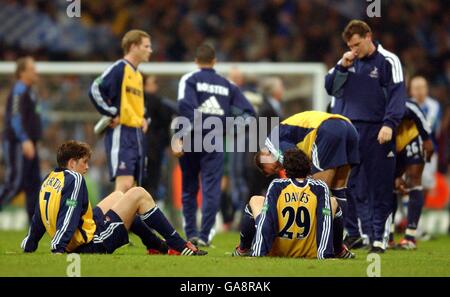 Fußball - Worthington Cup - Finale - Tottenham Hotspur gegen Blackburn Rovers. Tottenham-Manager Glenn Hoddle und seine Spieler stehen nach dem Verlust im Finale des Worthington Cups niedergeschlagen Stockfoto