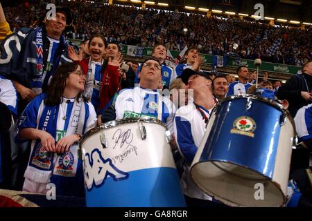 Die Fans von Blackburn Rovers genießen die Atmosphäre im Millennium Stadion Stockfoto