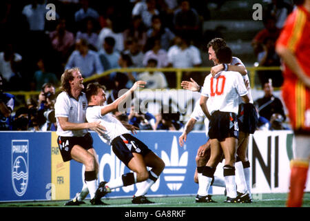 Fußball - FIFA World Cup Italia 90 - zweite Runde - England gegen Belgien - Stadio Renato Dall'Ara, Bologna. Der englische David Platt (Zweiter l) feiert seinen Sieger in letzter Minute mit seinen Teamkollegen Mark Wright, Gary Lineker und Terry Butcher Stockfoto