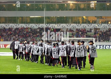 Fußball - UEFA Champions League - Gruppe D - Bayer Leverkusen / Arsenal. Uefa Champions League Ball Boys Stockfoto