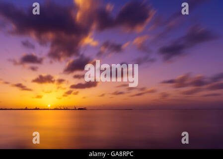 Bunte lila Orange natürlichen Hintergrund der Sonnenuntergang über Seascape Stockfoto
