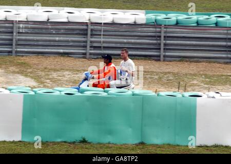 David Coulthard von McLaren Mercedes bekommt einen Aufzug zurück zum Paddock nach dem Abdrehen Stockfoto