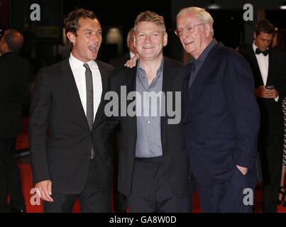 AP OUT (von links nach rechts) Jude Law, Kenneth Branagh und Sir Michael Caine bei der Sleuth-Premiere während des Filmfestivals in Venedig, Italien. Stockfoto