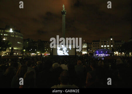 Die Menge genießt "A Throw of Dice", einen indischen Stummfilm aus dem Jahr 1929, der vom BFI digital restauriert wurde und im Trafalgar Square in London gezeigt wird, mit einer neuen Partitur von Nitin Sawhney. Stockfoto