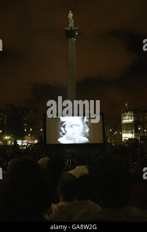 Die Menge genießt "A Throw of Dice", einen indischen Stummfilm aus dem Jahr 1929, der vom BFI digital restauriert wurde und im Trafalgar Square in London gezeigt wird, mit einer neuen Partitur von Nitin Sawhney. Stockfoto