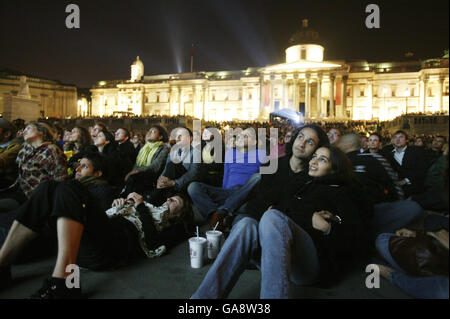 Die Menge genießt "A Throw of Dice", einen indischen Stummfilm aus dem Jahr 1929, der vom BFI digital restauriert wurde und im Trafalgar Square in London gezeigt wird, mit einer neuen Partitur von Nitin Sawhney. Stockfoto