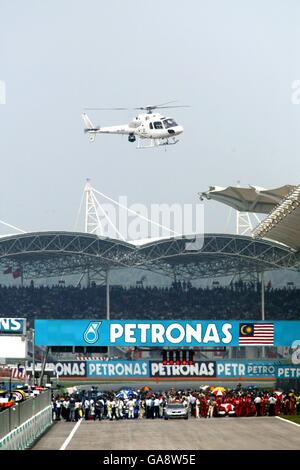 Formel-1-Autorennen - Großer Preis Von Malaysia - Rennen. Ein Hubschrauber filmt das Startfeld vor dem Start des Rennens Stockfoto