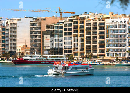 Malta, Sliema: Ufer von einem beliebten Reiseziel im Norden von Malta und die Fähren, die Kick-off-Point für das Boot rund um Malta Tours. Stockfoto