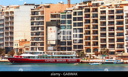 Malta, Sliema: Ufer von einem beliebten Reiseziel im Norden von Malta und die Fähren, die Kick-off-Point für das Boot rund um Malta Tours. Stockfoto