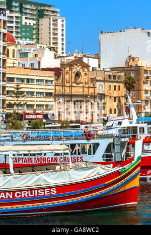 Malta, Sliema: Ufer von einem beliebten Reiseziel im Norden von Malta und die Fähren, die Kick-off-Point für das Boot rund um Malta Tours. Stockfoto