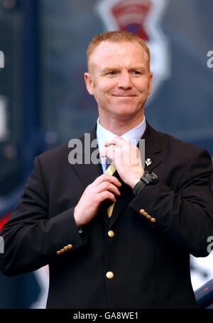 Scottish Soccer - CIS Insurance Cup - Finale - Rangers gegen Ayr United. Alex McLeish, Manager der Glasgow Rangers, sieht zu, wie sein Team den Sieg der ersten Trophäe unter seinem Management feiert Stockfoto