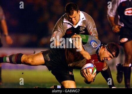 Rugby Union - The Springbok Bar Challenge - NEC Harlequins gegen Natal Sharks. Bruce Starr von NEC Harlequins wird auf die Erde gebracht Stockfoto