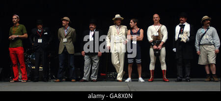 Bei der Beurteilung der Bart- und Schnurrbart-Weltmeisterschaft im Brighton Center in Brighton stehen die Teilnehmer in der britischen Kategorie in einer Reihe auf der Bühne. Stockfoto