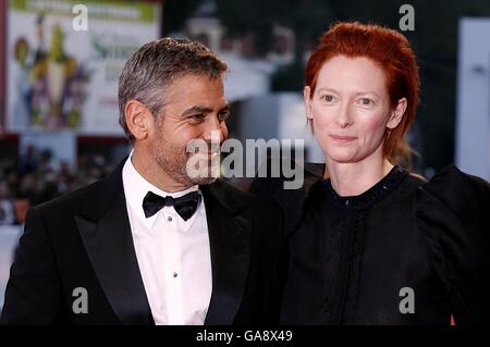 George Clooney und Tilda Swinton kommen zur Premiere von „Michael Clayton“ während des Filmfestivals in Venedig, Italien. Stockfoto