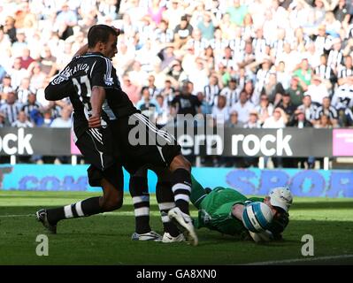 Fußball - Barclays Premier League - Newcastle United / Wigan Athletic - St James Park. Steven Taylor, Newcastle United, hat Chris Kirkland, Wigan Athletic Torwart, nur für das Tor, das nicht erlaubt wurde, überholt Stockfoto