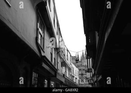 Mercery Lane führt zu Christchurch Tor. Es beherbergte einmal Hostels und Herbergen für Pilger. Es ist nun für Touristen Läden gesäumt. Stockfoto