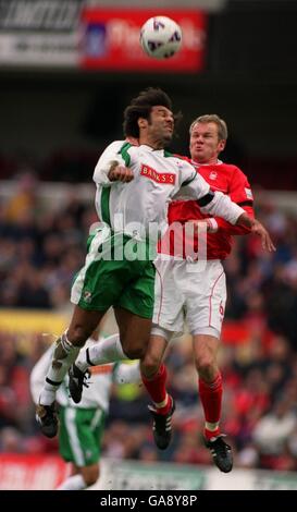 Fußball - Nationwide League Division One - Nottingham Forest / Walsall. Jon Olav Hjelde von Nottingham Forest und Don Goodman von Walsall kämpfen um den Ball Stockfoto