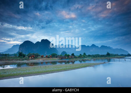 Sonnenaufgang über den Bergen und Nam Song River in Vang Vieng, Laos, März 2009. Stockfoto