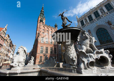 Die Welt berühmte Ikone Staue des Neptun auf dem Brunnen neben dem Rathaus durch das griechische Tor in der Altstadt Danzig, Polen Stockfoto