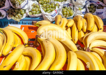 Bananen auf dem Markt, Trauben Stockfoto