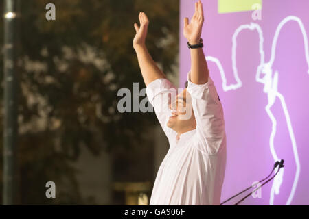 Athen, 18. September 2015. Alexis Tsipras winkt dem Publikum in seiner letzten öffentlichen Rede. Stockfoto