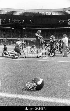 Die Minnesota Vikings und die St. Louis Cardinals trainieren am Tag vor dem American Bowl Exhibition Match im Wembley Stadium. Eine Gruppe von rund 30,000 Personen kam, um die beiden NFL-Teams in Aktion zu beobachten. Stockfoto