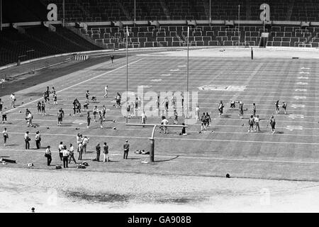 Die Minnesota Vikings und die St. Louis Cardinals trainieren am Tag vor dem American Bowl Exhibition Match im Wembley Stadium. Eine Gruppe von rund 30,000 Personen kam, um die beiden NFL-Teams in Aktion zu beobachten. Stockfoto