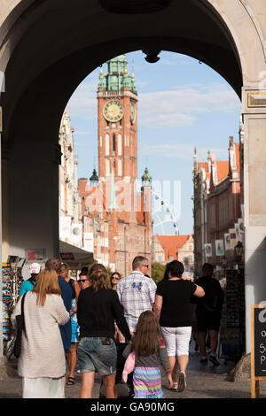 Der Uhrturm Rathauses und Riesenrad in der Altstadt von Danzig, Polen durch den Eingang zum Golden Gate angesehen Stockfoto