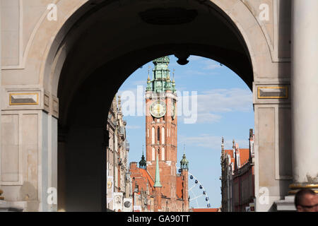 Der Uhrturm Rathauses und Riesenrad in der Altstadt von Danzig, Polen durch den Eingang zum Golden Gate angesehen Stockfoto