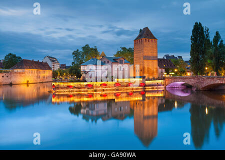 In Straßburg. Bild der Straßburger Altstadt während der blauen Dämmerstunde. Stockfoto