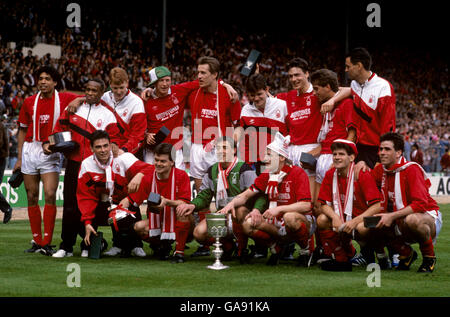 Nottingham Forest feiern mit dem Littlewoods Cup nach ihrem Sieg 3-1: (Hintere Reihe, l-r) des Walker, Franz Carr, Brian Rcy, Terry Wilson, Lee Chapman, Lee Glover, Tommy Gaynor, Garry Parker, Colin Foster; (Erste Reihe, l-r) Steve Chettle, Steve Hodge, Steve Sutton, Stuart Pearce, Brian Laws, Neil Webb Stockfoto