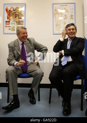 Premierminister Gordon Brown und Gesundheitsminister Alan Johnson bei ihrem Besuch im Riverside Health Center in London, bevor neue Zahlen veröffentlicht werden, die zeigen sollen, dass der NHS auf einer nachhaltigen finanziellen Basis steht. Stockfoto