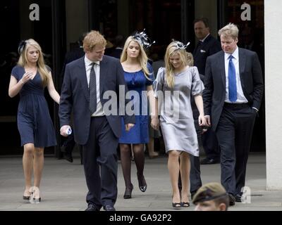 George McCorquodale, Lady Eliza Spencer, 15, ihre Zwillingsschwester Lady Katya Amelia Spencer, 15, Kitty Spencer Lord Spencer und Viscount Althorp, 13, außerhalb des Erntedankgottesdienstes für das Leben von Diana, Prinzessin von Wales, in der Guards' Chapel, London. Stockfoto