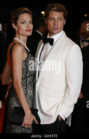 AP OUT Brad Pitt (rechts) und Angelina Jolie kommen zur Premiere von "The Attentat of Jesse James" beim Filmfestival in Venedig, Italien. Bilddatum: Sonntag, 2. September 2007. Bildnachweis sollte lauten: Yui Mok/PA Wire Stockfoto