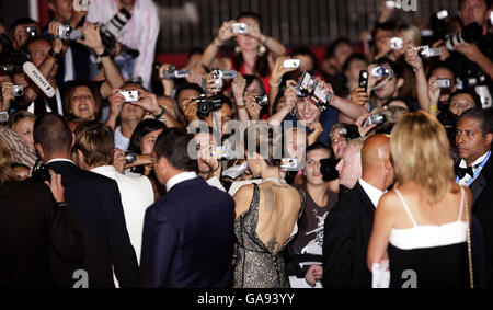 Brad Pitt (rechts) und Angelina Jolie kommen zur Premiere von „The Attentation of Jesse James“ beim Filmfestival in Venedig, Italien. Bilddatum: Sonntag, 2. September 2007. Das Foto sollte lauten: Yui Mok/PA Wire Stockfoto