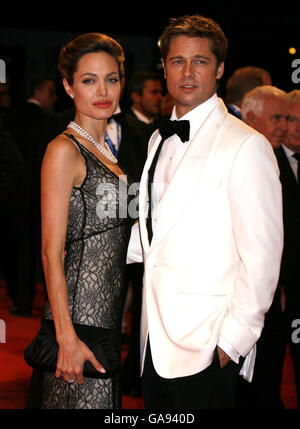 AP OUT Brad Pitt und Angelina Jolie kommen zur Premiere von "The Attentat of Jesse James" beim Filmfestival in Venedig, Italien. Bilddatum: Sonntag, 2. September 2007. Bildnachweis sollte lauten: Yui Mok/PA Wire Stockfoto