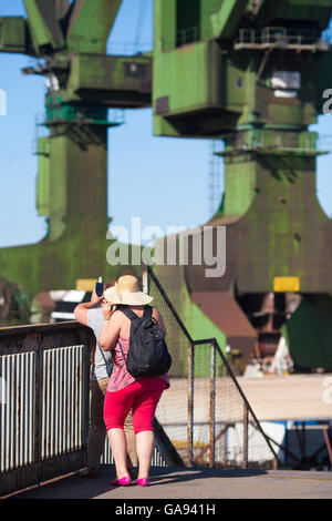 Riesige grüne Krane stehen über der Danziger Werft, der Geburtsort des Soidarity Gewerkschaft und Revolution in Danzig, Polen Stockfoto