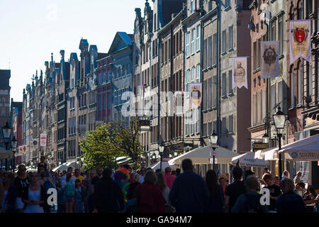 Sommer Massen vorbeigehen terrassierten historischen Gebäuden und Architektur in der überfüllten Market Street in der Innenstadt von Danzig, Polen Stockfoto