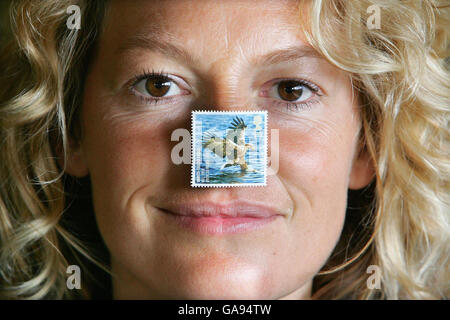 TV-Moderatorin und RSPB-Vizepräsidentin Kate Humble stellt zehn neue Royal Mail-Briefmarken der 1. Klasse im London Wetland Centre in Barnes vor. Stockfoto