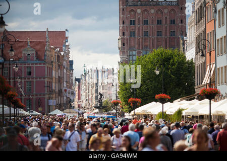 Sommer Massen vorbeigehen terrassierten historischen Gebäuden und Architektur in der überfüllten Market Street in der Innenstadt von Danzig, Polen Stockfoto