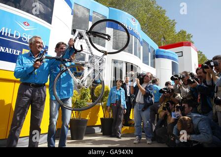 Benetton renault-Chef Flavio Briatore hält das Fahrrad des Spitzenfahrers Mario cippolini (r) den Kameras entgegen, ein Geschenk des italienischen Radsportstars an Briatore zu seinem 50. Geburtstag Stockfoto