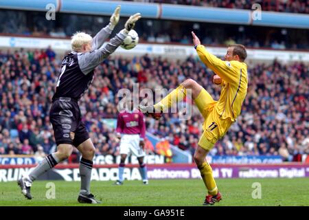 Peter Enckelman und Leeds, der neue 1. Teamkeeper der Aston Villa Lee Bowyer von United kämpft um den Ball Stockfoto