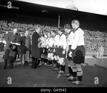 Sir Anthony Eden, britischer Außenminister, schüttelt sich vor dem Spiel in Wembley die Hände der deutschen Mannschaft. Stockfoto