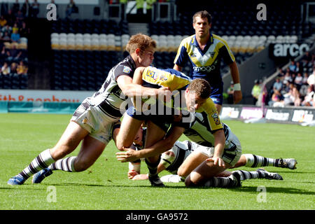 Rugby League - Engage Super League - Hull FC gegen Warrington Wolves - KC Stadium. Simon Grix von Warrington Wolves wird von Hulls Danny Washbrook angegangen (l) Stockfoto